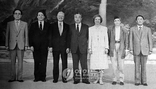 1994년 6월 북한을 방문한 카터가 김일성과 기념촬영하는 모습. 맨 왼쪽에 당시 노동당 중앙위 비서였던 황장엽도 보인다.