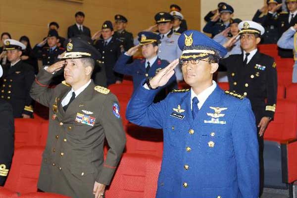 ▲ 합동군사대학교 국방어학원 한국어과정에 입교하는 외국군 장교들이 경례를 하고 있다.