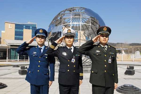 ▲ 합동군사대학교 국방어학원 한국어과정에 입교한 중국장교. 공군대위 거여페이, 해군중위 쟈오엔휘, 육군중위 띵닝