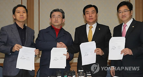 ▲ 김기현 새누리당 원내수석부대표(왼쪽부터), 이한구 새누리당 원내대표, 박기춘 민주통합당 원내대표, 우원식 민주통합당 원내수석부대표가 국회 귀빈식당에서 기자회견을 갖고 합의문을 들고 포즈를 취하고 있다. ⓒ 연합뉴스