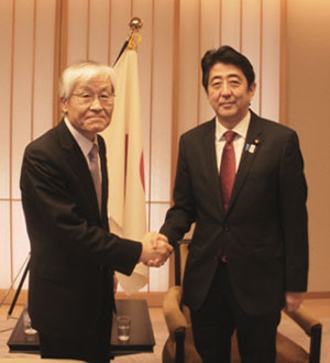 ▲ 지난 3월 2일 아베 일본 총리(오른쪽)는 필자와 8년 만에 다시 인터뷰를 했다.