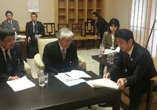 ▲ 총리 관저 집무실에서 인터뷰에 응한 아베 총리(오른쪽). 필자의 왼쪽은 통역을 맡은 니시오카 쓰토무 도쿄기독교대학 교수.
