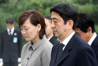 ▲ 2006년 10월 9일 방한한 아베 당시 일본 총리 부부가 국립현충원을 참배하고 있다.