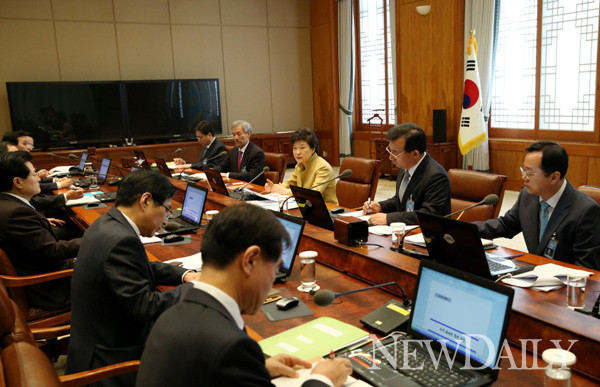 ▲ 박근혜 대통령이 18일 청와대에서 수석비서관회의를 주재하고 있다. ⓒ 뉴데일리