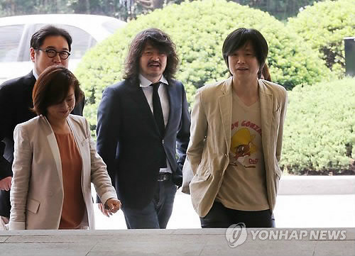 ▲ 검찰에 출석하는 나꼼수 진행자들(자료사진).ⓒ 연합뉴스