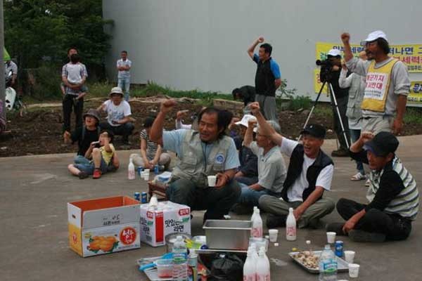 ▲ 지난 대선 당시 민주당이 국정원 여직원의 여론조작 의혹을 제기하며 20대 여성의 집앞을 에워싸고 있는 모습. ⓒ 자료사진