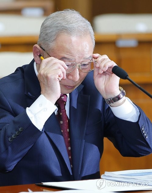 ▲ 남재준 국가정보원장 내정자가 18일 국회 정보위원회의 인사청문회에서 안경을 고쳐쓰고 있다. ⓒ연합뉴스