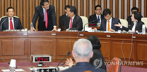 ▲ 18일 국회 정보위에서 열린 남재준 국정원장 후보자 인사청문회에서 민주통합당 의원들과 새누리당 의원들이 설전을 벌이고 있다. ⓒ연합뉴스