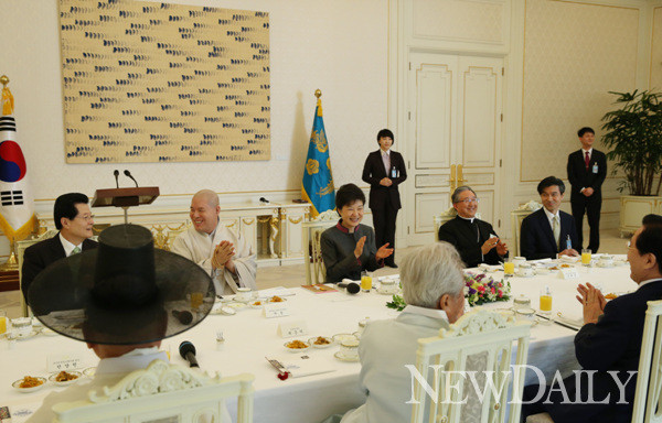 ▲ 박근혜 대통령은 19일 한국 7대 종단 지도자들과 오찬에서 “북한이 문호개방 등 올바른 선택을 하도록 큰 역할을 해 달라”고 요청했다. ⓒ 청와대 제공