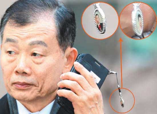 ▲ 김병관 국방장관 후보가 집중공격을 받게 된 문제의 사진. 이 사진을 찍을 때 기자의 요청으로 수십 번 포즈를 취했다고 한다. 왜 그랬을까?