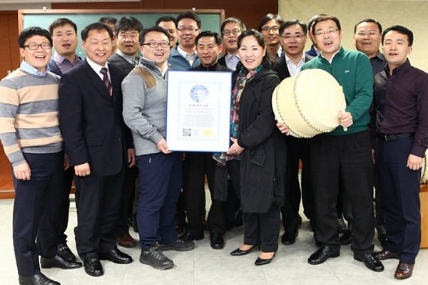 ▲ 100인 떼창 세계기록을 인증서를 들고 기뻐하는 크라운해태제과 임직원과 이숙영 명창