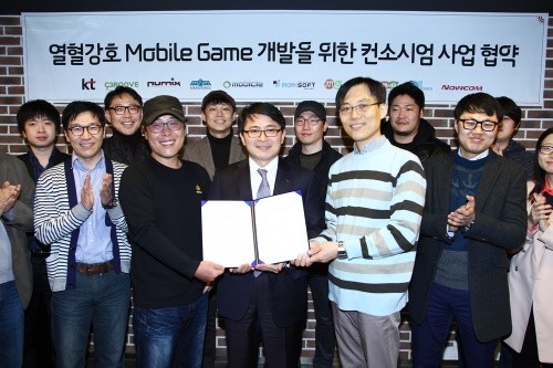 ▲ ⓒ앞줄 가운데 왼쪽부터 양재현 그림작가, 최정윤 KT 상무, 전극진 작가.