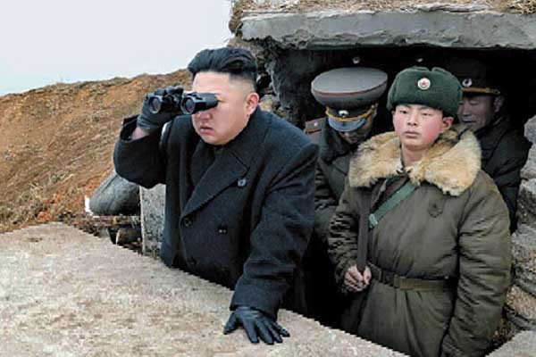 ▲ 서북도서를 살펴보는 '군 미필' 김정은. 김병관 후보가 국방장관이 되어도 김정은은 도발할 것이다. 하지만 속절없이 당하지는 않을 것이다.