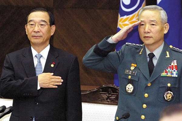 ▲ 2004년 당시 윤광웅 국방장관과 남재준 육군참모총장. 남 총장이 물러난 뒤 청와대가 군 인사에 적극 개입했다는 주장이 나왔다.