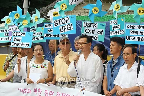 ▲ 을지프리덤가디언훈련(UFG)에 반대하는 시위대. 이 훈련에서 놀라운 실력을 보여준 사람을 장관으로 뽑는 게 정상 아닐까?[사진: 연합뉴스]