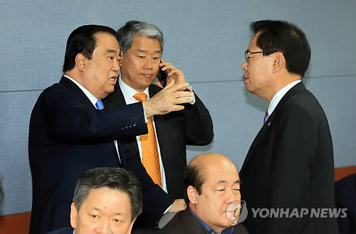 ▲ 문희상 민주통합당 비대위원장과 백재현 경기도당위원장이 20일 서울 영등포구 중앙당사에서 열린 당무위원회의에서 얘기를 나누고 있다. ⓒ연합뉴스