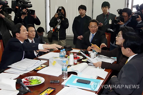 ▲ 김기현 새누리당 원내수석부대표와 유승희 민주통합당 의원이 20일 오전 국회에서 열린 문화체육관광방송통신위원회 법안심사소위에서 여야 합의문과 방송 관련 법조문 등을 놓고 설전을 벌이고 있다. ⓒ연합뉴스