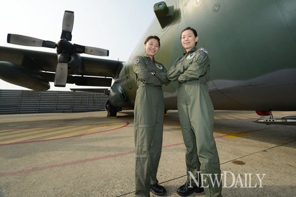 ▲ 20일, C-130H 수송기 사상 최초로 여군 조종사 편조로 구성된 임무비행을 수행하는 공군 5전비 251비행대대 이나겸 대위(오른쪽)와 오현진 대위(왼쪽)ⓒ공군제공