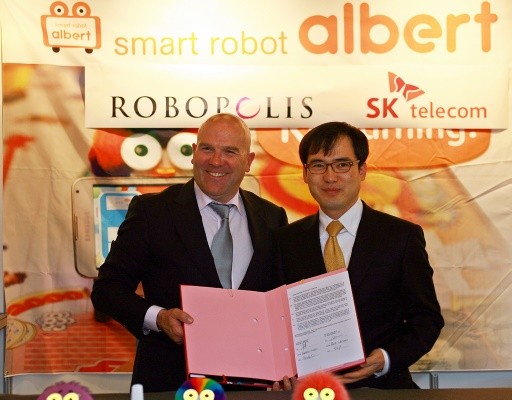 ▲ ⓒ왼쪽부터 로보폴리스그룹 브루누보넬 회장, SK텔레콤 박철순 컨버전스 사업본부장.