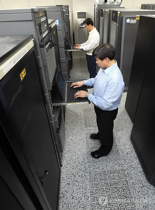 ▲ 주요 방송사와 일부 금융사들의 전산망이 마비된 20일 오후 서울 중구 수하동 뉴스와이 전산센터에서 관계자들이 전산망을 점검하고 있다.  ⓒ 연합뉴스