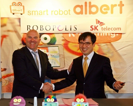 ▲ ⓒ왼쪽부터 로보폴리스그룹 브루누보넬 회장, SK텔레콤 박철순 컨버전스 사업본부장.