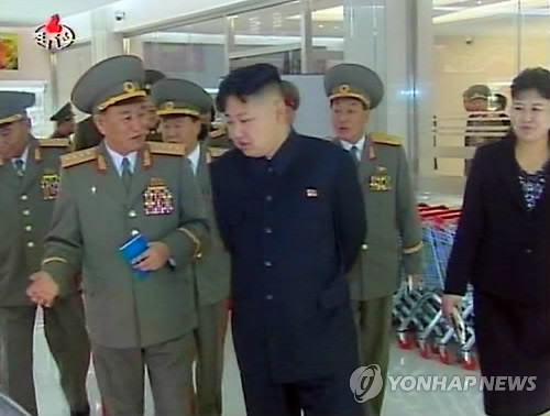 ▲ 북한 김정은이 김영철 정찰총국장의 설명을 듣고 있는 모습. ⓒ연합뉴스