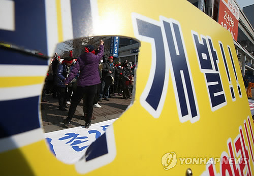 ▲ 이촌2동 11개 구역 대책협의회 소속 주민들이 15일 오전 서울 서부역 앞에서 집회를 갖고 용산역세권 개발 사업의 조기 정상화를 촉구하고 있다.ⓒ 연합뉴스