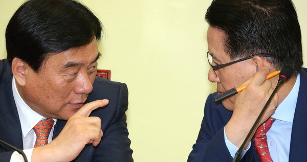 ▲ 민주통합당 박지원 의원과 박기춘 의원이 원내대책회의에서 조용히 대화를 나누는 모습. ⓒ연합뉴스