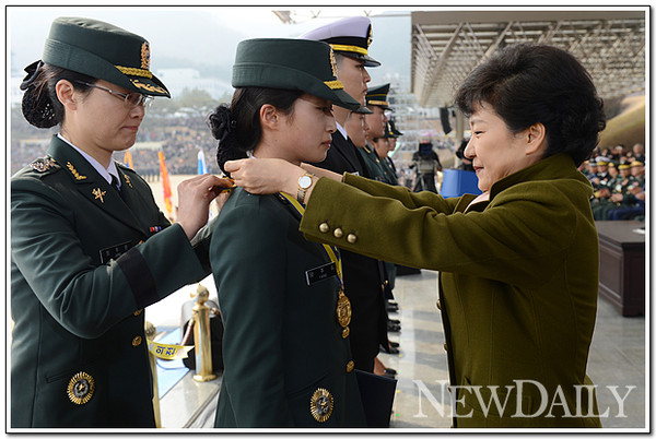 ▲ 3월 초 합동장교임관식에 참석한 박근혜 대통령 ⓒ 자료사진