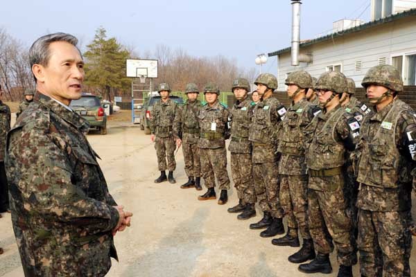 ▲ 전방을 찾은 김관진 국방장관. 청와대는 김 장관 유임을 결정했다.