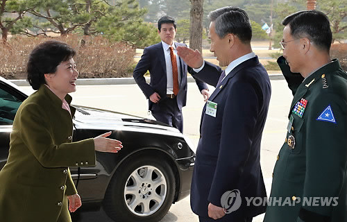 ▲ 박근혜 대통령이 지난 8일 2013 합동 임관식에 참석해 김관진 국방장관으로부터 거수경례를 받고 있다. ⓒ 연합뉴스