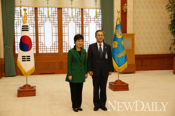 ▲ 박근혜 대통령이 22일 유임된 김관진 국방부 장관과 사진촬영을 하고 있다. ⓒ 청와대 제공