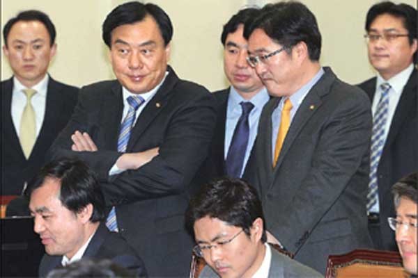 ▲ 지난 8일 김병관 국방장관 후보 인사청문회 당시 민주통합당 박지원의원 계보원인 박기춘 원내대표와 국방위 위원들이 김 후보를 쳐다보고 있다. 김 후보가 낙마하니까 이제 시원하신가요?