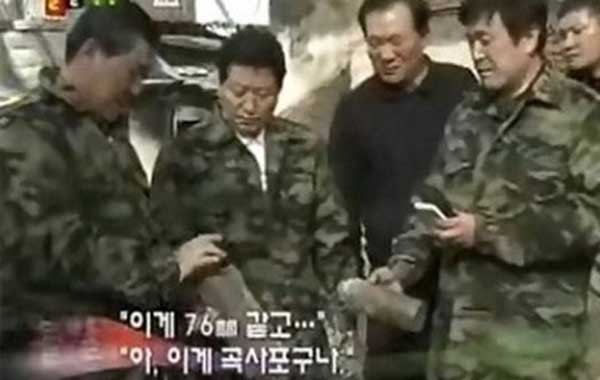 ▲ 2010년 11월 23일 북괴의 연평도 포격도발 직후 현장을 방문한 한나라당(現 새누리당) 고위층이 보여준 '개그'. 장성 출신 의원이 옆의 군면제자 의원에게 보온병을 들어 보이며 포탄 탄피라고 설명하고 있다. [YTN 돌발영상 캡쳐]