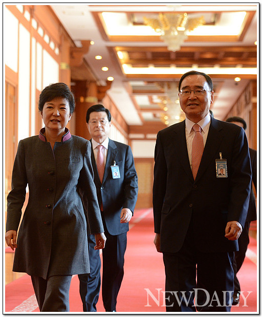 ▲ 박근혜 대통령과 정홍원 국무총리가 국무회의에 참석하는 모습 ⓒ 자료사진