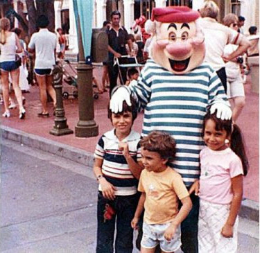 ▲ 알렉스와 도나의 사진. 어린 시절 우연히 함께 찍힌 사진의 오른쪽 소녀가 도나, 캐릭터 뒤편의 남성이 끄는 유모차에 앉아 있는 소년이 알렉스다. ⓒ조선닷컴