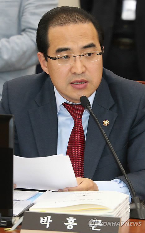 ▲ 민주통합당 박홍근 의원. 지난해 10월 12일 국정감사 당시, 최필립 정수장학회 이사장에 대한 증인채택을 요구하는 모습.ⓒ 연합뉴스