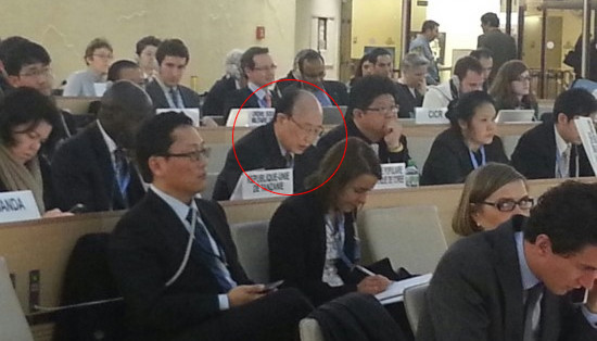 ▲ 서세평 제네바 주재 북한대사(빨간색 원)가 마르주키 다루스만 유엔 북한인권특별보고관의 보고를 듣고 있다. 그는 보고서에 언급된 인권침해는 북한에 존재하지 않는다며 인권 보호를 핑계로 국제적인 압력 분위기를 조성하고 있다고 반발했다. ⓒ 하태경 의원