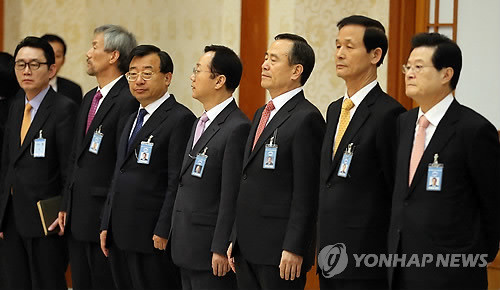 ▲ 지난달 26일 오후 청와대에서 열린 정홍원 국무총리 임명장 수여식에 허태열 비서실장을 비롯한 수석 비서관들이 도열해 박근혜 대통령을 기다리고 있다. ⓒ연합뉴스