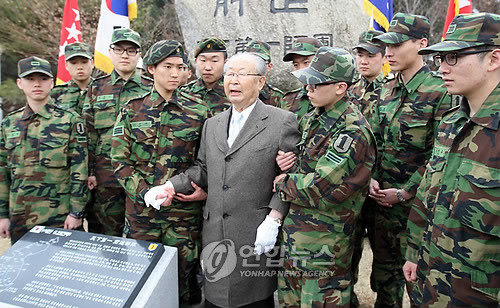 ▲ 백선엽 기념석 준공식에서 1시단 후배군인들과 백선엽 장군.