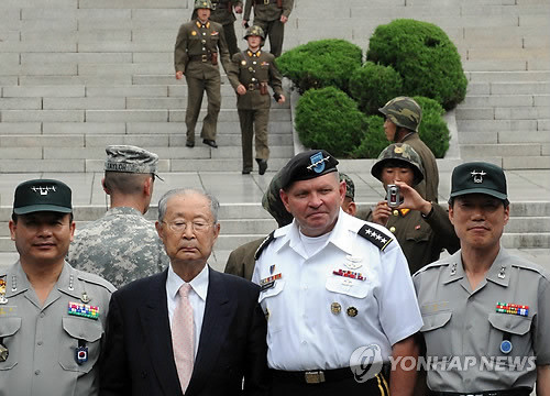 ▲ 정전58주년을 맞아 판문점을 방문한 서먼 유에인사령관과 백선엽장군.