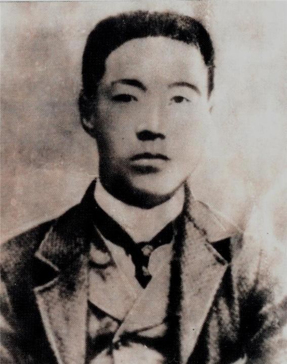 ▲ 안중근 장군의 젊은 시절 모습: 우리는 아직도 일제가 선동ㆍ선전의 목적으로 남겨 놓은 초췌한 죄인의 모습의 안중근 장군 사진을 버젓이 사용한다. 통탄스런 일이다. 이 사진의 질은 좋지 않지만, 일제가 남긴 사진이 아니어서 귀중하다.