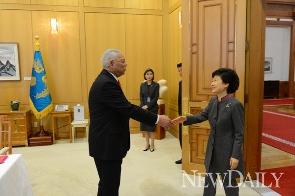 ▲ 박근혜 대통령이 25일 오후 청와대에서 콜린 파월 미국 전 국무장관을 만나고 있다. ⓒ 청와대 제공