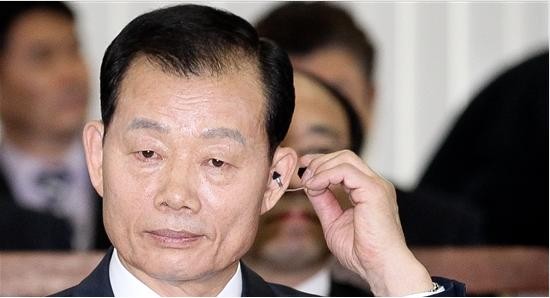 ▲ 김병관 전 국방부장관 내정자가 인사청문회를 위하여 보청기를 점검하고 있다. 포병장교의 특성상 엄청난 포소리에 노출되어 청력손실되는 것이 당연한데, 자그마한 신체상의 문제로도 병역면제를 받은 사람들에게는 신기할 따름일 것이다.(2013.3.8)