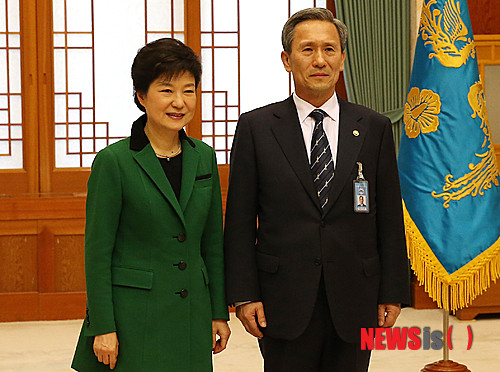 ▲ 박근혜 대통령이 22일 유임된 김관진 현 국방부 장관과 기념촬영하고 있다.(2013.3.22)