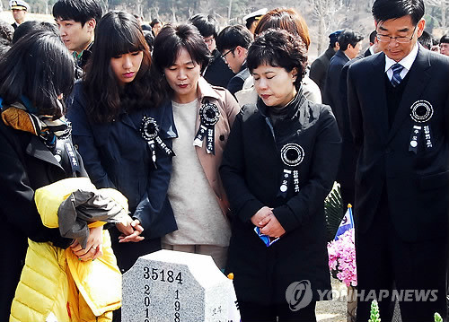 ▲ 천안함 용사 3주기 추모식이 열린 26일 대전 유성구 국립대전현충원에서 유족이 천안함 46 용사 묘역을 찾아 참배하고 있다. ⓒ연합뉴스