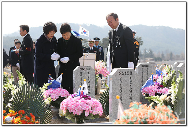 ▲ 천안함 폭침 3주기인 26일 박근혜 대통령이 국립현충원을 찾아 순국한 46명의 용사의 혼을 기렸다. ⓒ 뉴데일리