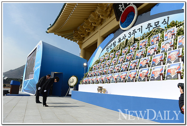 ▲ 박근혜 대통령이 천안함 용사 3주기 추모식이 열린 26일 국립대전현충원을 찾아 묵념을 하고 있다. ⓒ 뉴데일리