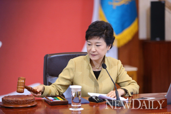 ▲ 박근혜 대통령은 26일 최근 잇단 사이버테러 사태와 관련해 “중요한 국가안보 사안인 만큼 국가안보실에서 종합적으로 검토해 대책을 마련하라”고 지시했다.  ⓒ 청와대 제공