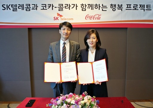 ▲ ⓒ왼쪽부터 SK텔레콤 김영섭 제휴사업본부장, 한국코카콜라 김희영 마케팅 총괄이사.